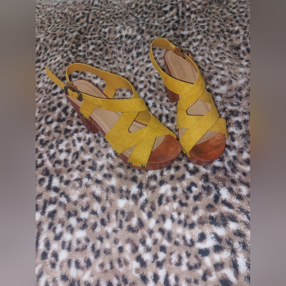 Wild Diva Shoes Size: 7.5 Color: Yellow and Brown